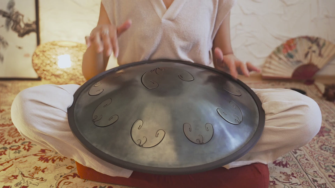 Des mains qui jouent du tongue drum